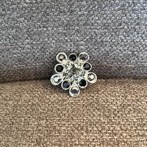 Elegant Silver toned and Black Floral Ring